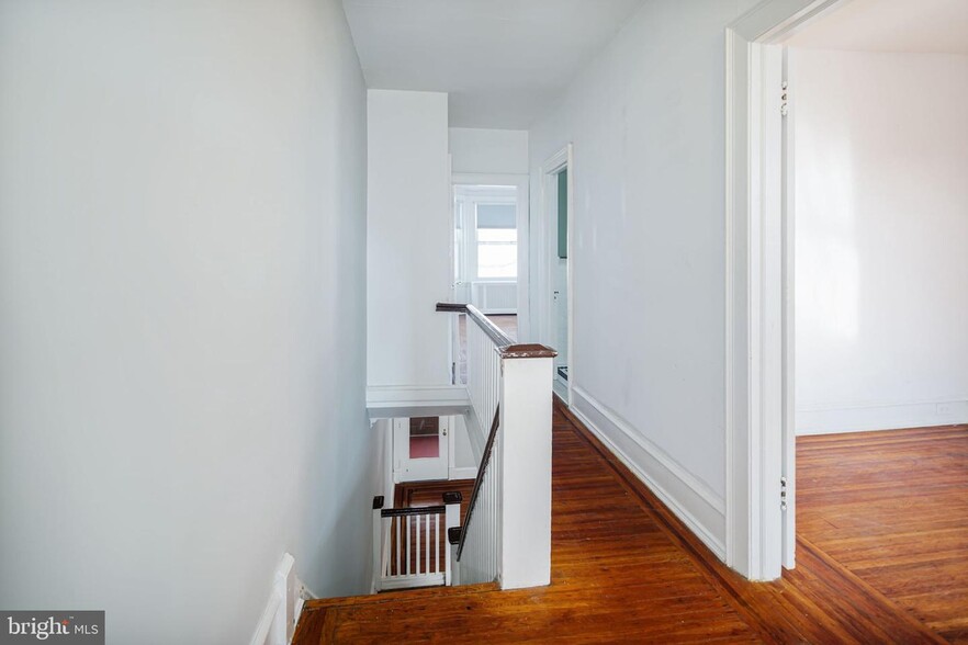 12_HALLWAY_2ND FLOOR - 6212 Webster St