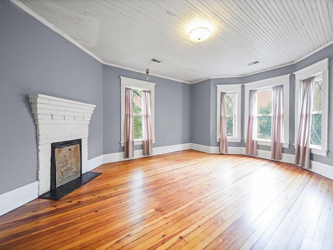 Building Photo - 4 Bedroom/2 Bath Home for Rent