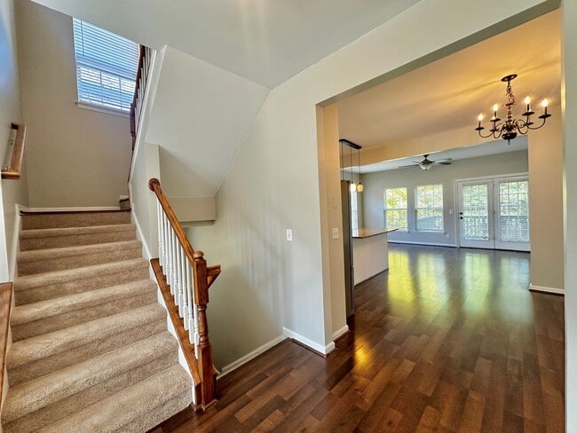 Building Photo - Beautiful 3 Bed 2.5 Bath Townhome Minutes from Cool Springs