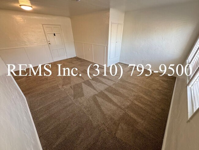Building Photo - Refurbished Upstairs Apartment w/ Parking