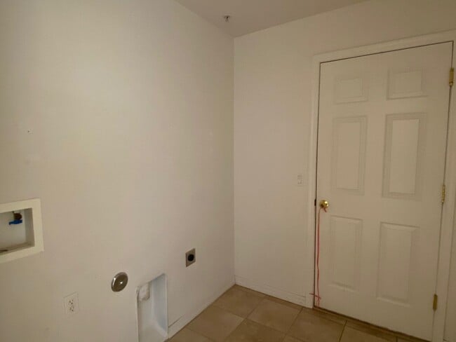 Building Photo - P2380