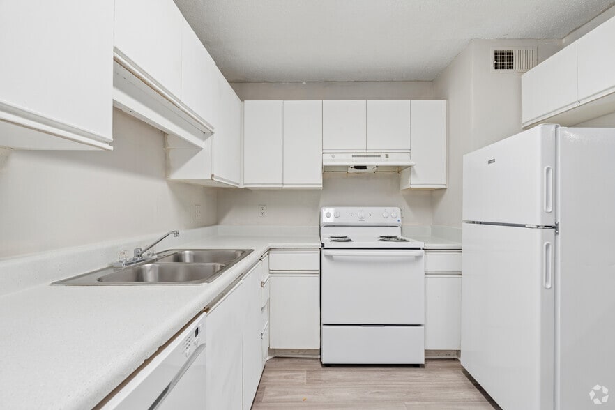 2BR, 1BA - 950SF - Kitchen - Heritage Greene
