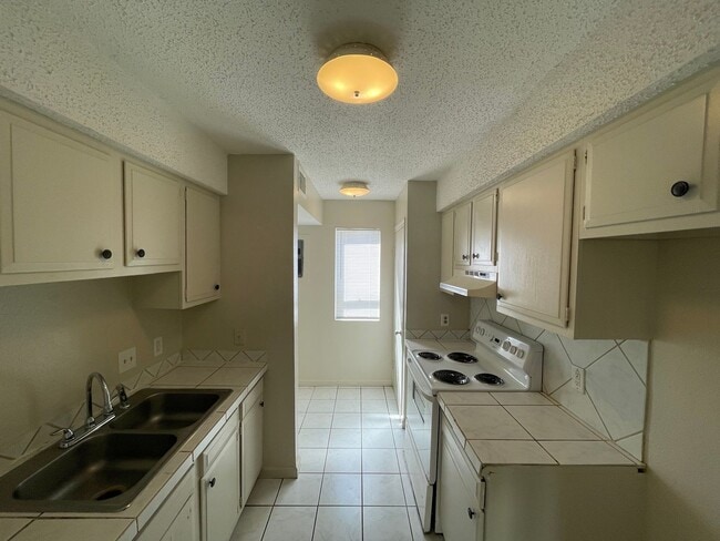 Building Photo - 2 bedroom 1 1/2 bath condominium