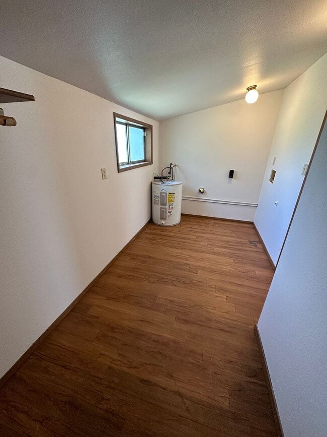 Building Photo - $1,200 / - 950ft2 - 2 Bedroom 1 bath Ranch...