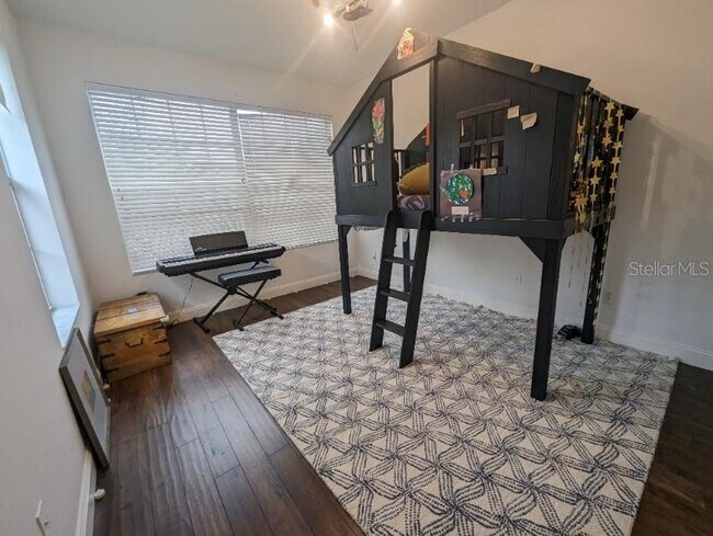 Building Photo - 2142 Park Crescent Dr