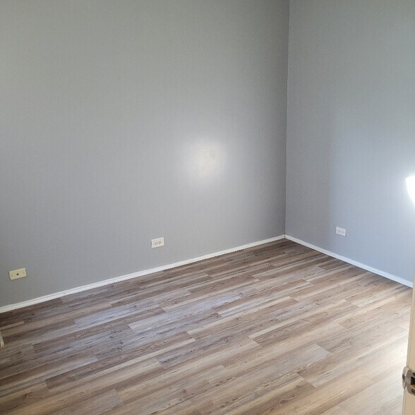 Building Photo - 2440 W Madison St