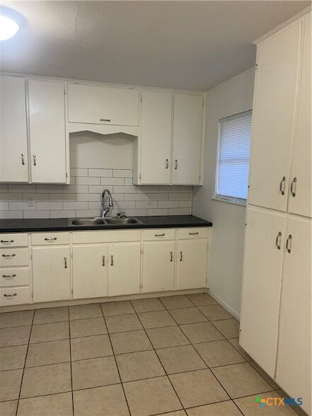 Building Photo - 1605 Bexar Ave