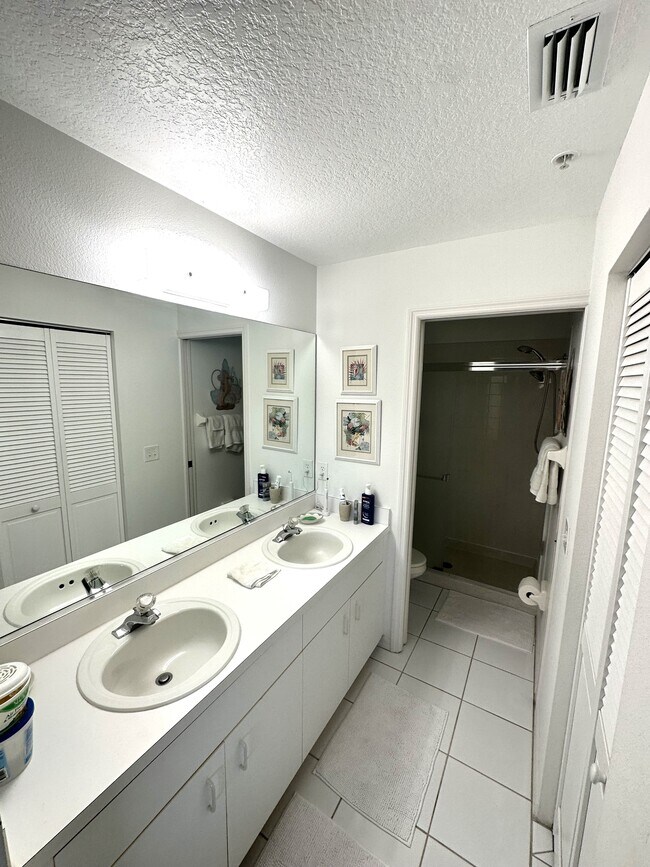 Building Photo - 204 Silver Lake Dr