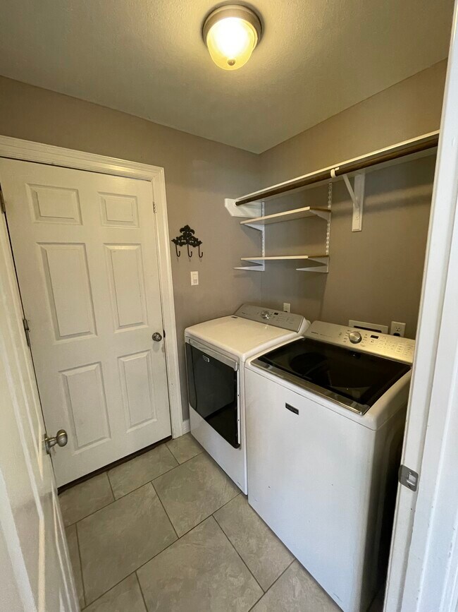 Building Photo - 6122 Stoney Brook Dr