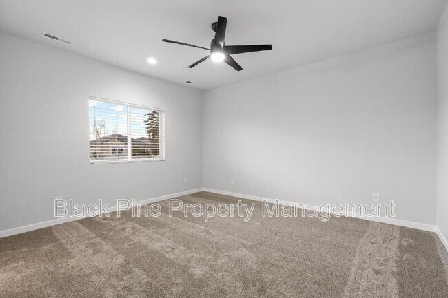 Building Photo - 895 N Aleppo Wy