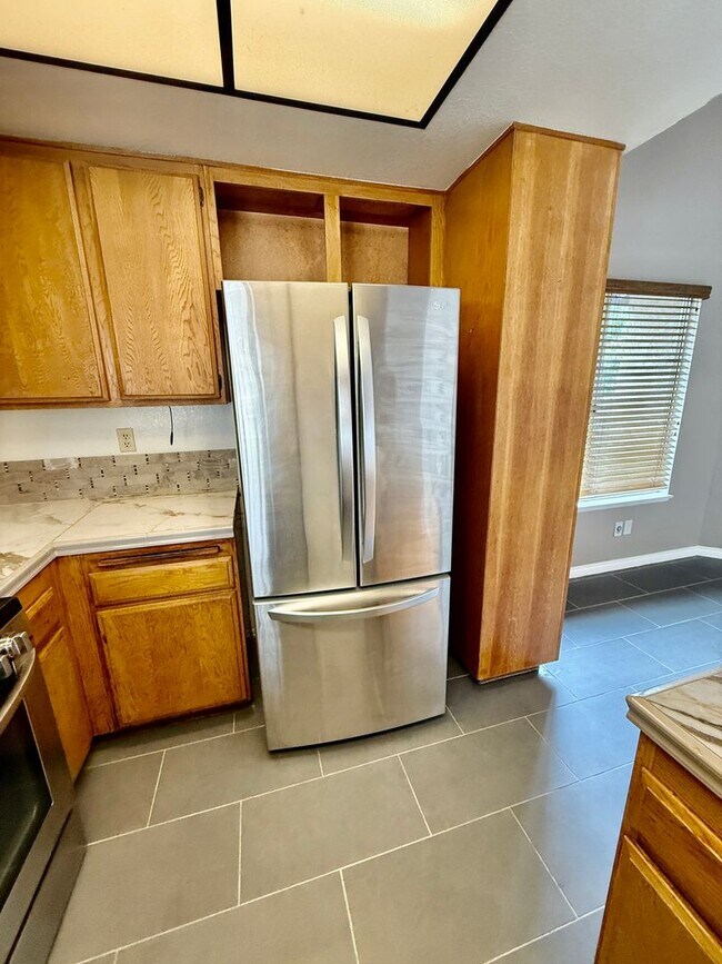 Building Photo - Single Story Condo end unit