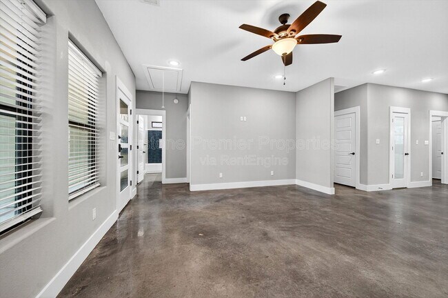 Building Photo - 211 W Murray St