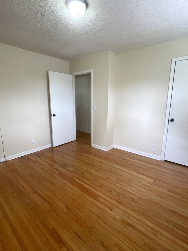 Building Photo - Excellent 3 Bedroom Home Minutes from Down...