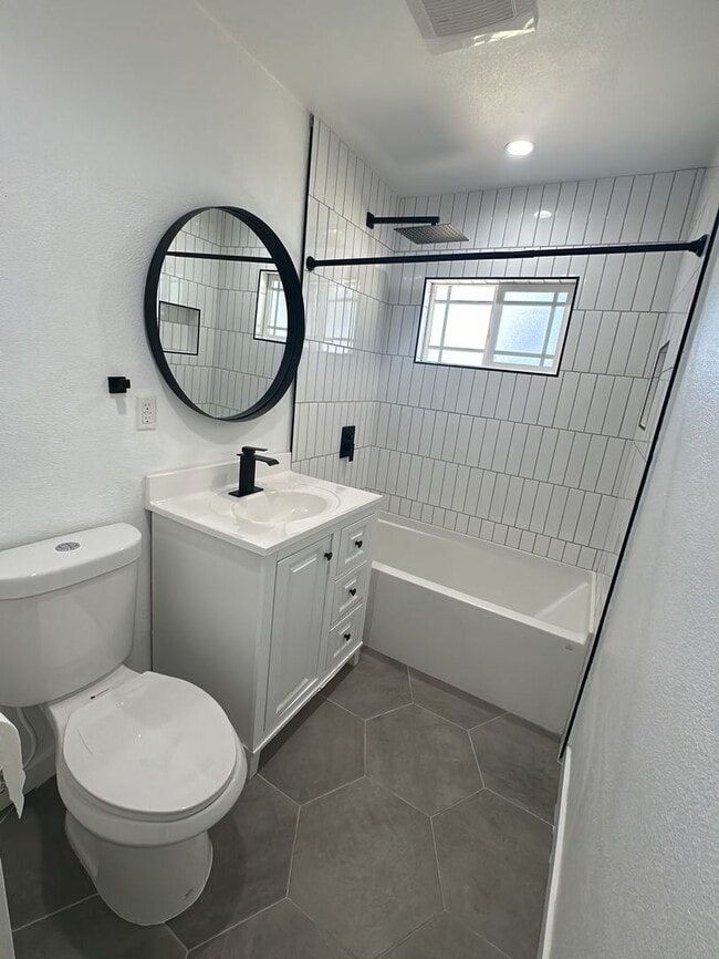 Building Photo - Spacious 3 Bed 3 Bathoom in Long Beach