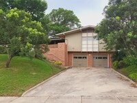 Building Photo - Mid-century home ready for move-in