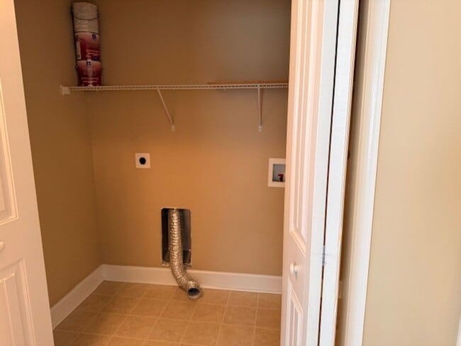 Building Photo - Home is located in Avendale-Rocky Point ad...