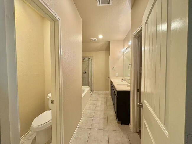 Building Photo - Cozy and well-kept 4 beds rental home in Houston