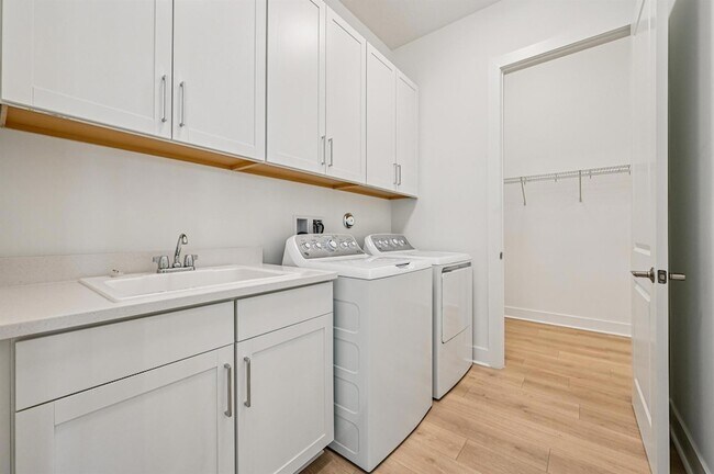 Building Photo - 13621 Le Christine Dr