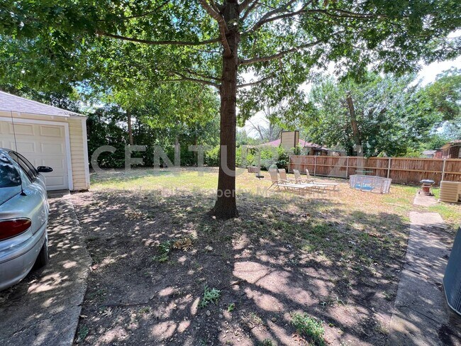 Building Photo - Cozy and Affordable 1/1 Duplex in Denton F...