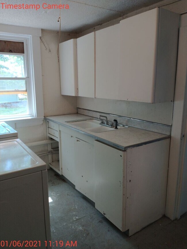 Building Photo - 2027-2028 9 bedroom / 4.5 baths  School Year Location PERFECT for students, in the heart of the UVA