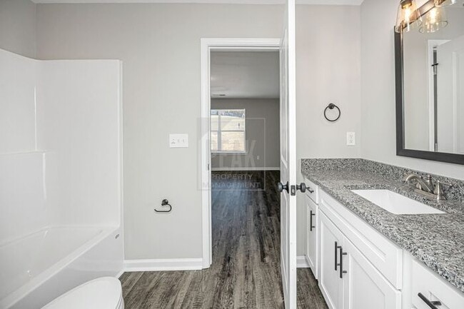 Building Photo - $1599! Beautiful 3 bed/ 2 bath home! SPRING SPECIAL $500 off first month's rent! Apply by 4/23!