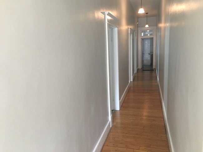 Building Photo - HABERSHAM STREET APARTMENT!