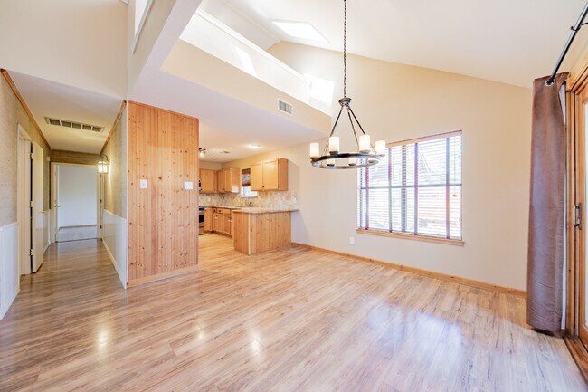 Building Photo - Charming 3-Bed Home by downtown Grapvine