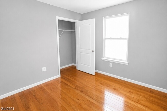 Building Photo - 572 S 11th St