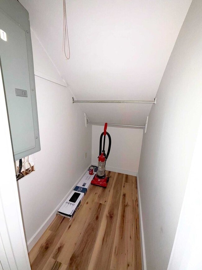 Building Photo - Studio Apartment in Mill Hall Close to Greenhouse!