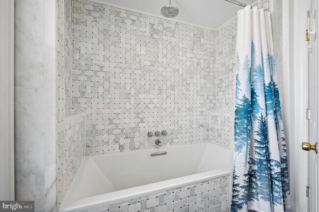 Building Photo - 447 Dupont St