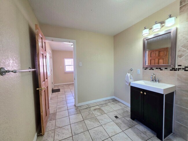 Building Photo - 1411 E Orman Ave