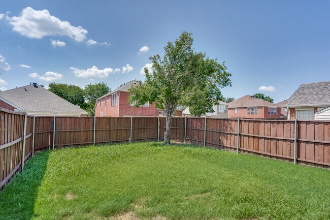 Building Photo - 2320 Cimmaron Dr