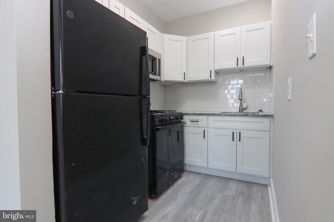 Building Photo - 2117 N Charles St