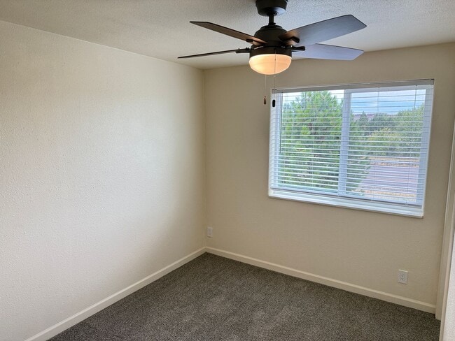 Building Photo - Updated 3-bedroom 1.5 bath duplex in Eugene!