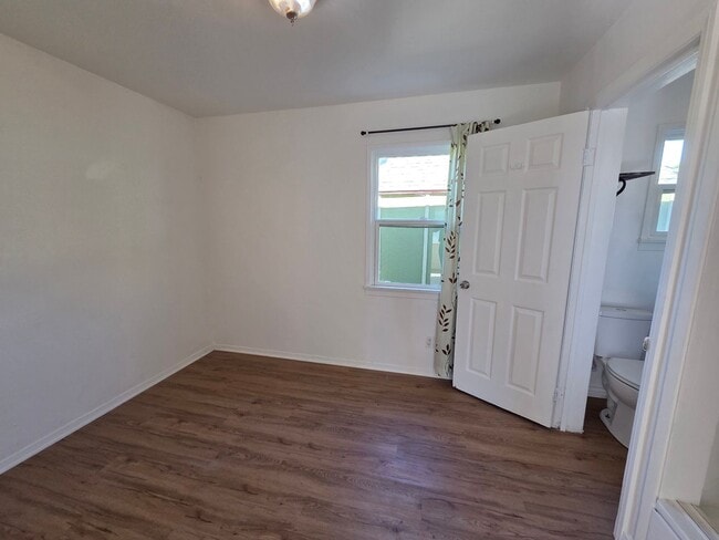 Building Photo - 1+1 Ventura Avenue, super cute 1+1 in rear duplex w/ yard