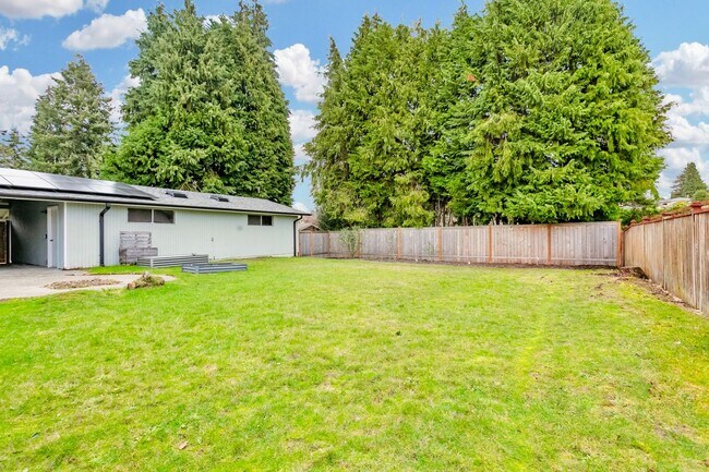 Building Photo - Remodeled Tacoma Duplex with Solar Panels & Fenced Yard **$500 OFF FIRST MONTHS RENT**