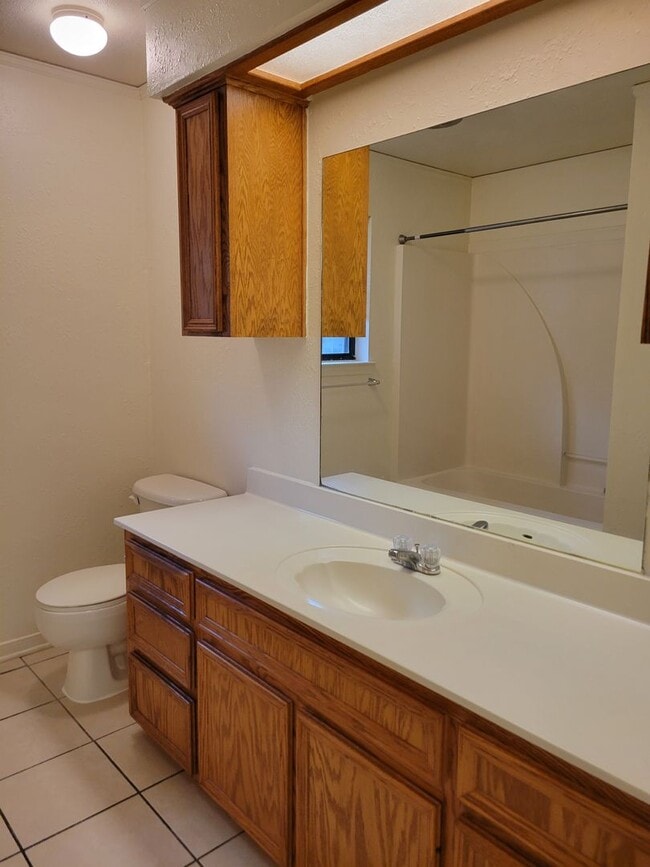 Building Photo - HUGE 2 BEDROOM DUPLEX IN HARKER HEIGHTS!