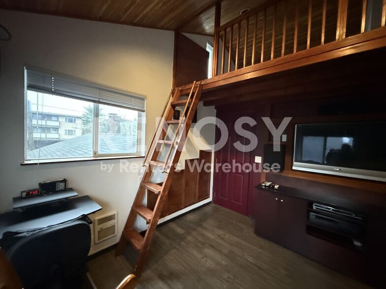 Building Photo - 6514 Phinney Ave N