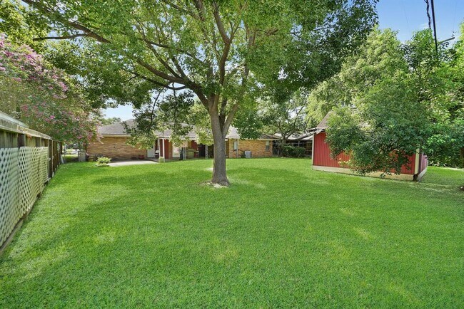 Building Photo - 2210 San Jacinto Dr