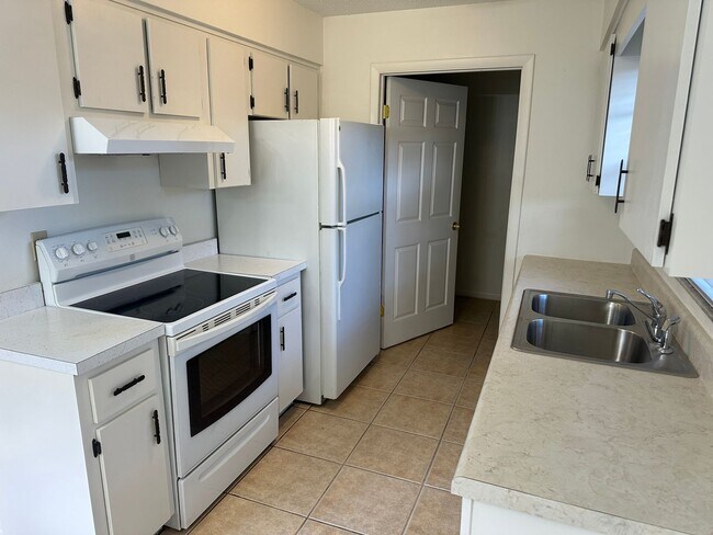 Building Photo - 706 Lee St