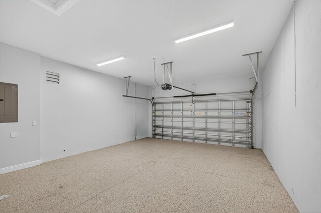 Building Photo - 9901 Regency Wy