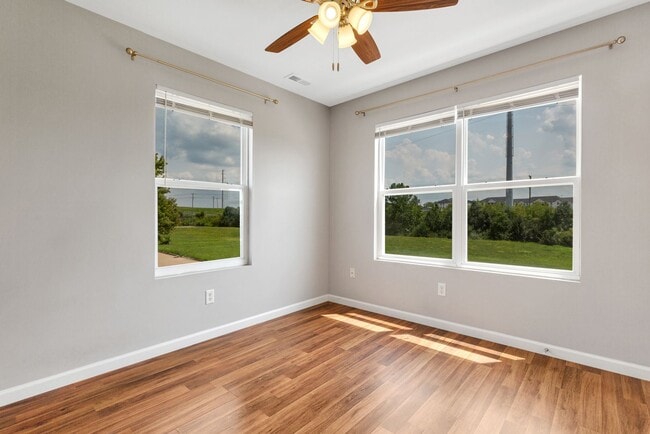 Building Photo - Beautiful 3b/3b Townhome!