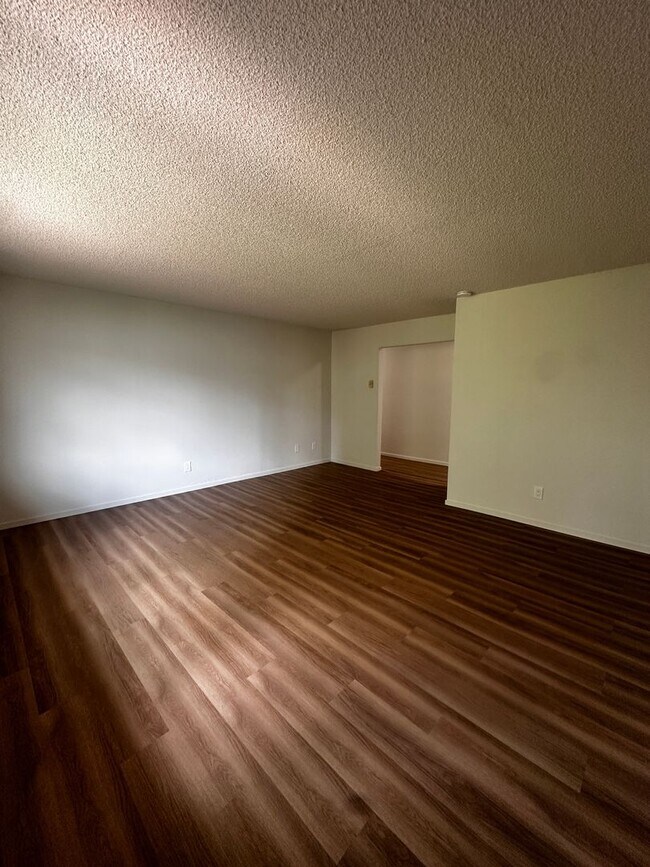 Building Photo - Spacious 3-Bedroom Apartment with Limited-...