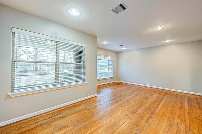 Building Photo - 1135 W 31st St