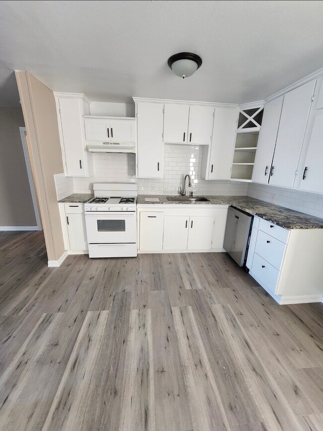 Building Photo - Move in ready!