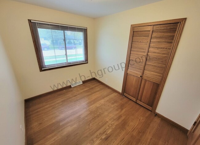 Building Photo - Great Location!