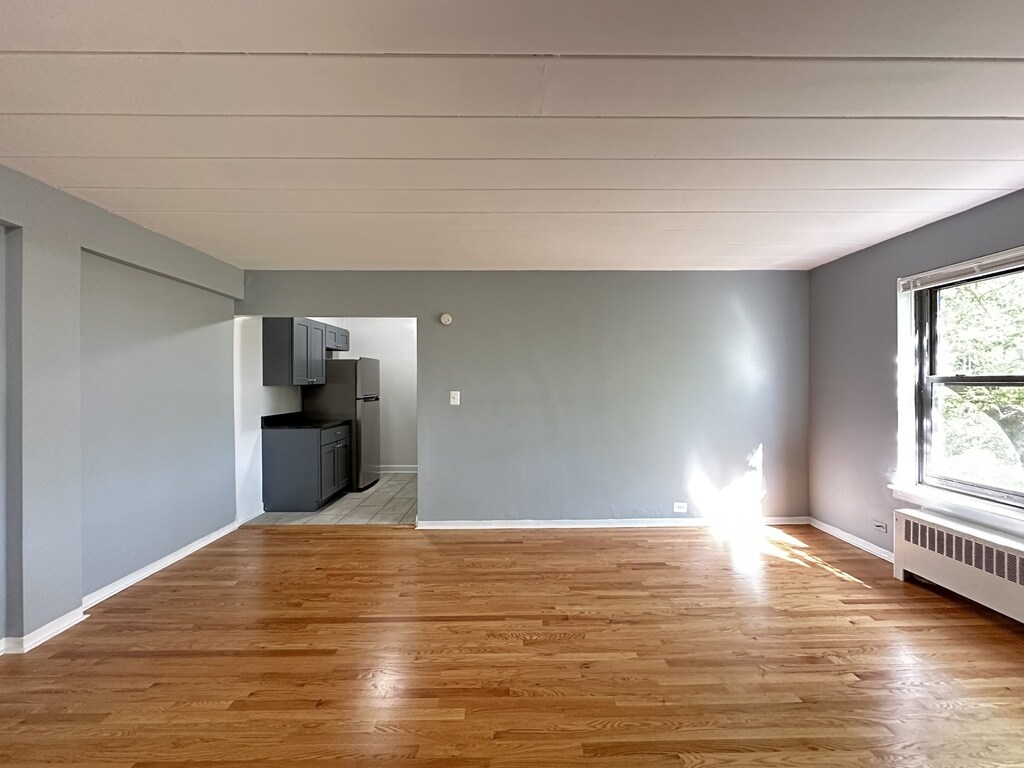 Building Photo - 1360 W Touhy Ave