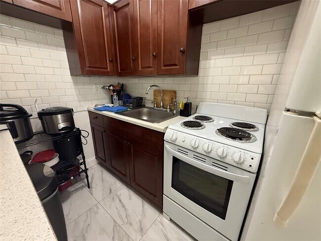 Building Photo - 421 NE 11th St