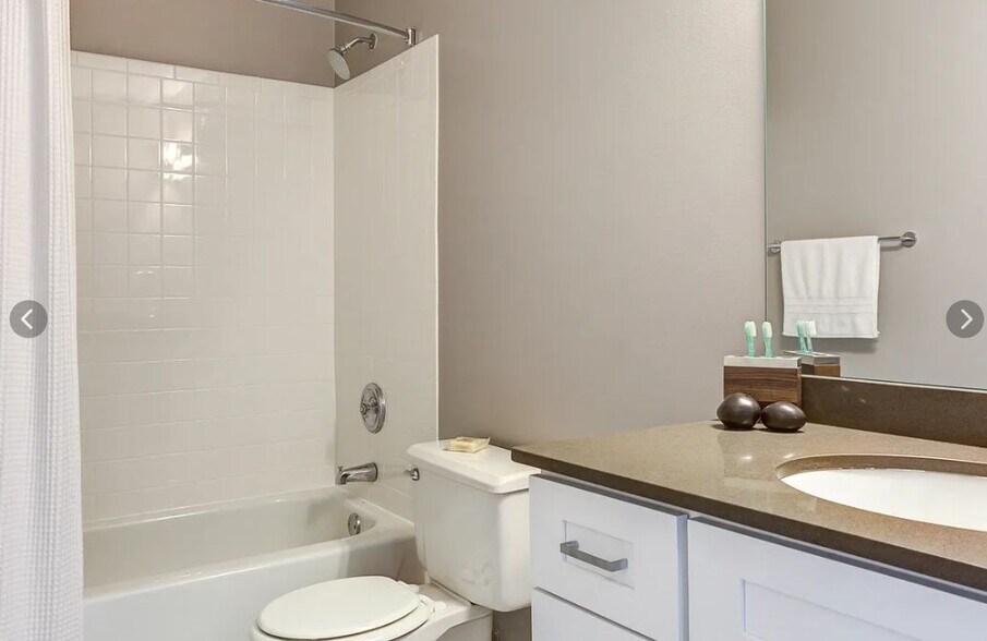 Building Photo - 2555 N Clark St