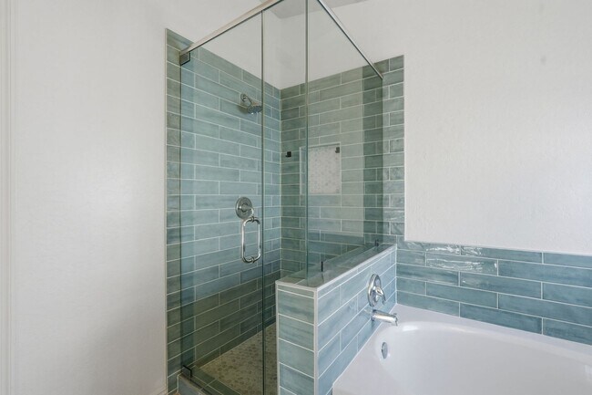 Building Photo - Four beds! Gilbert Location!